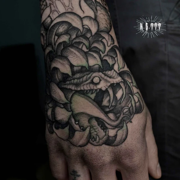 Чёрно-серая Snake, Floral tattoo на Hand