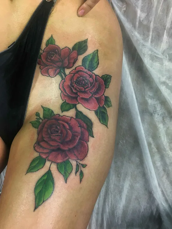 female color realism tatouage sur thigh #17806 | Artiste tatoueur Алексей