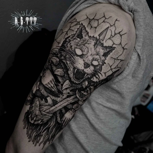 Блэкворк Cat, Sword tattoo на Плечо