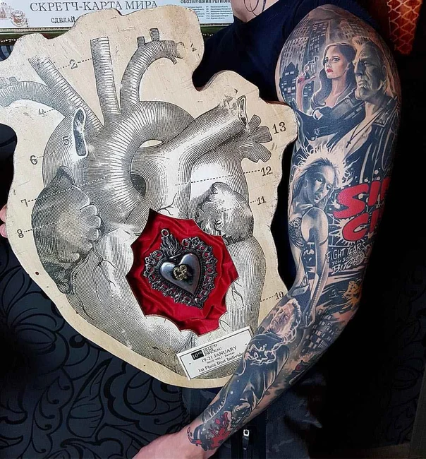 Чёрно-серая Portrait, Anatomical heart tattoo на Полный рукав