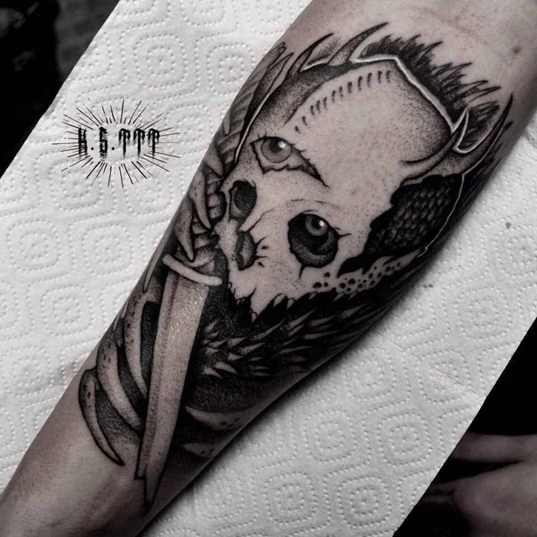 Блэкворк Skull, Dagger tattoo на Предплечье