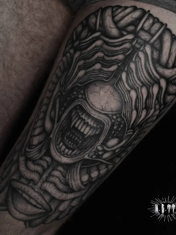 black and grey biomechanical Tatuagem em thigh #17858 | Tatuador Клим Шахнин