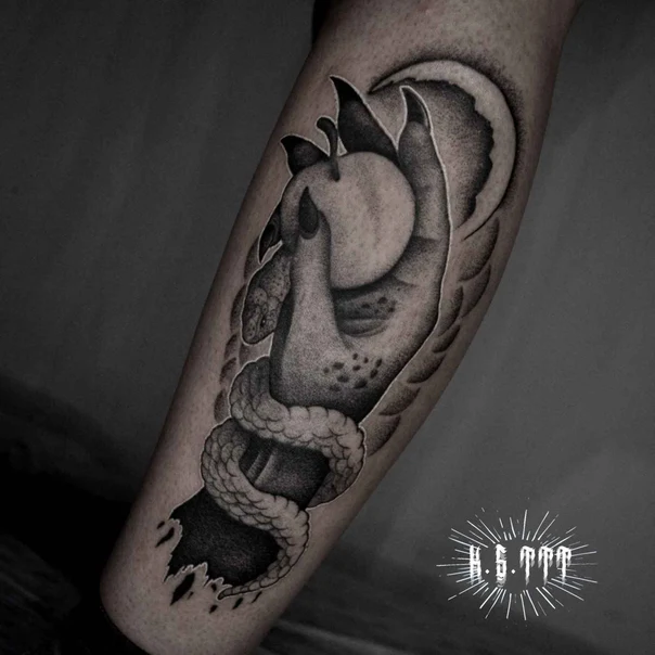 Чёрно-серая Hand, Snake tattoo на Предплечье