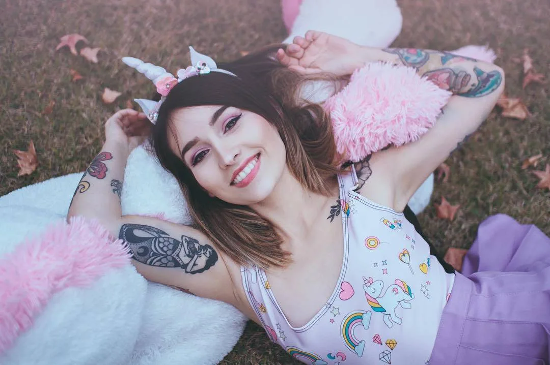Modello tatuato Mica, foto alternativa instagram model, ragazza con tatuaggio 