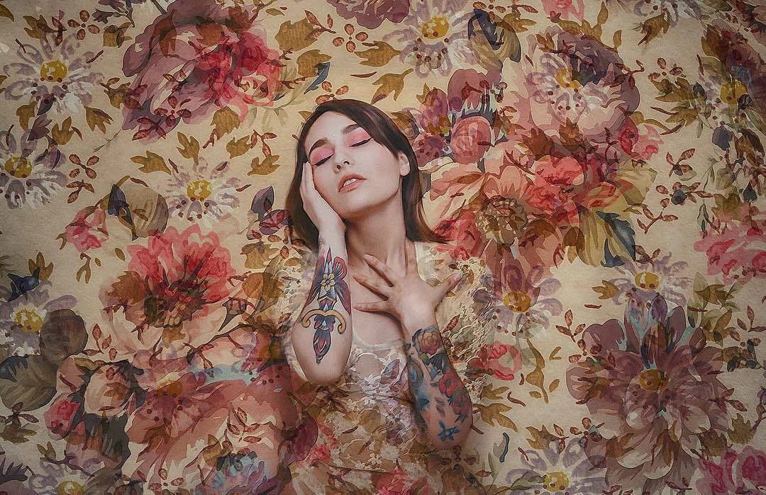 Modello tatuato Mica, foto alternativa instagram model, ragazza con tatuaggio 