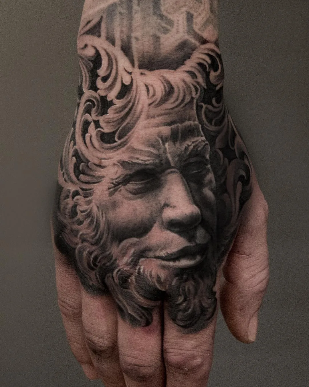 Artista de tatuagem Ivano Natale, tatuagem de portrétio black e grey realista | Itália