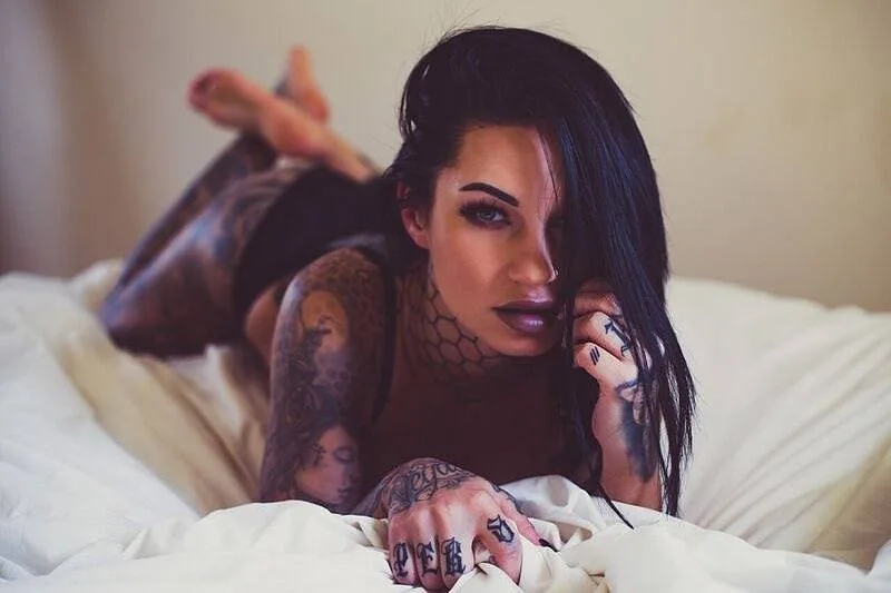 Modello alternativo di tatuaggio Bee Phillips, modello fotografico, ragazza barbiera con tatuaggio | Regno Unito