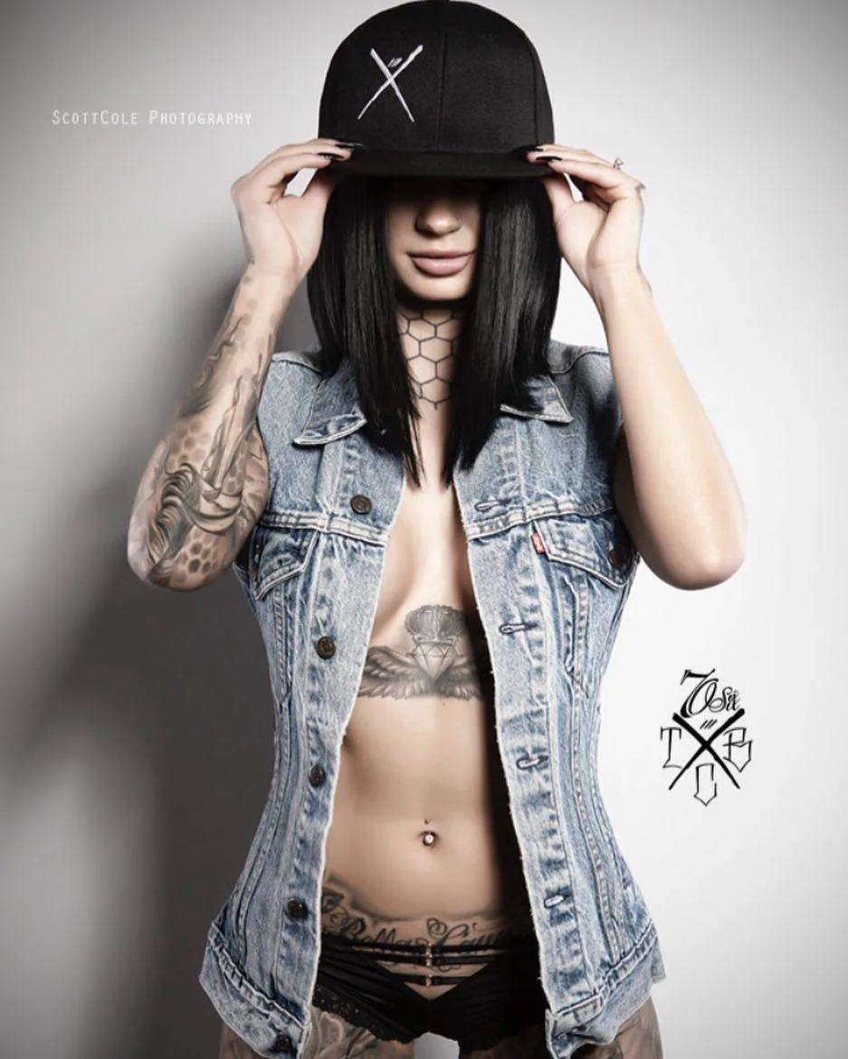 Modello alternativo di tatuaggio Bee Phillips, modello fotografico, ragazza barbiera con tatuaggio | Regno Unito