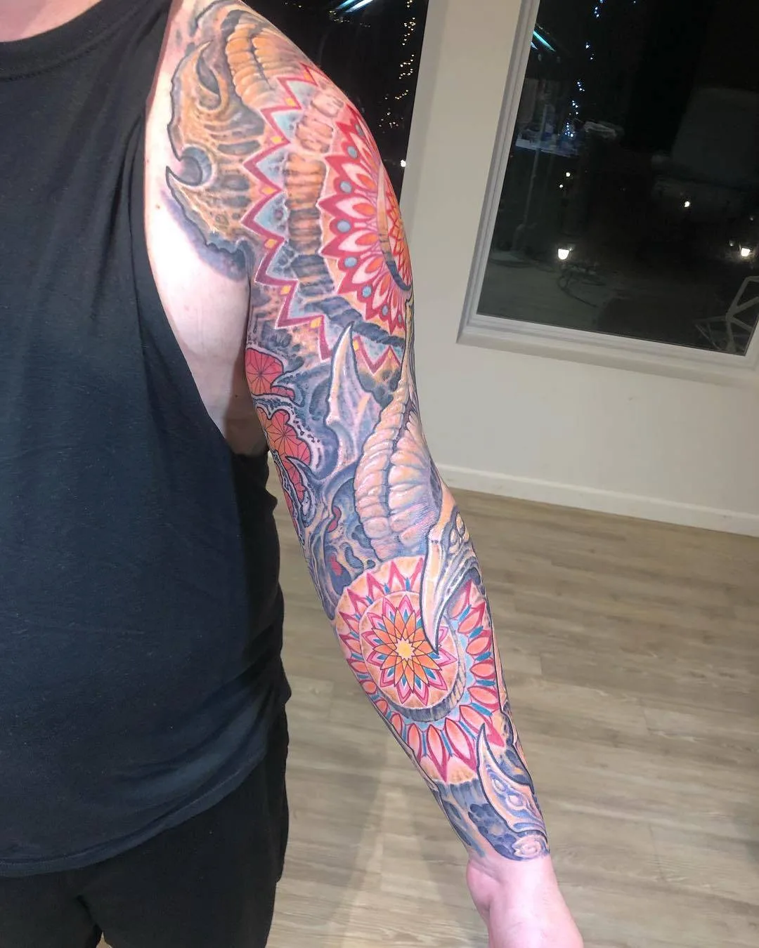 Tatuador Guy Aitchison, tatuagem biomecânica colorida, estilo Giger | USA