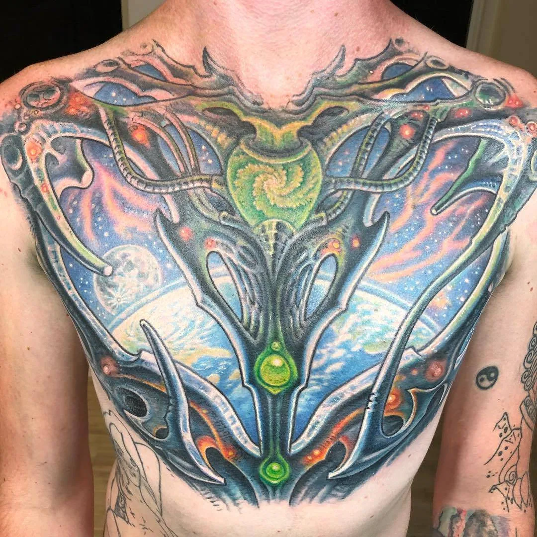 Tatuador Guy Aitchison, tatuagem biomecânica colorida, estilo Giger | USA