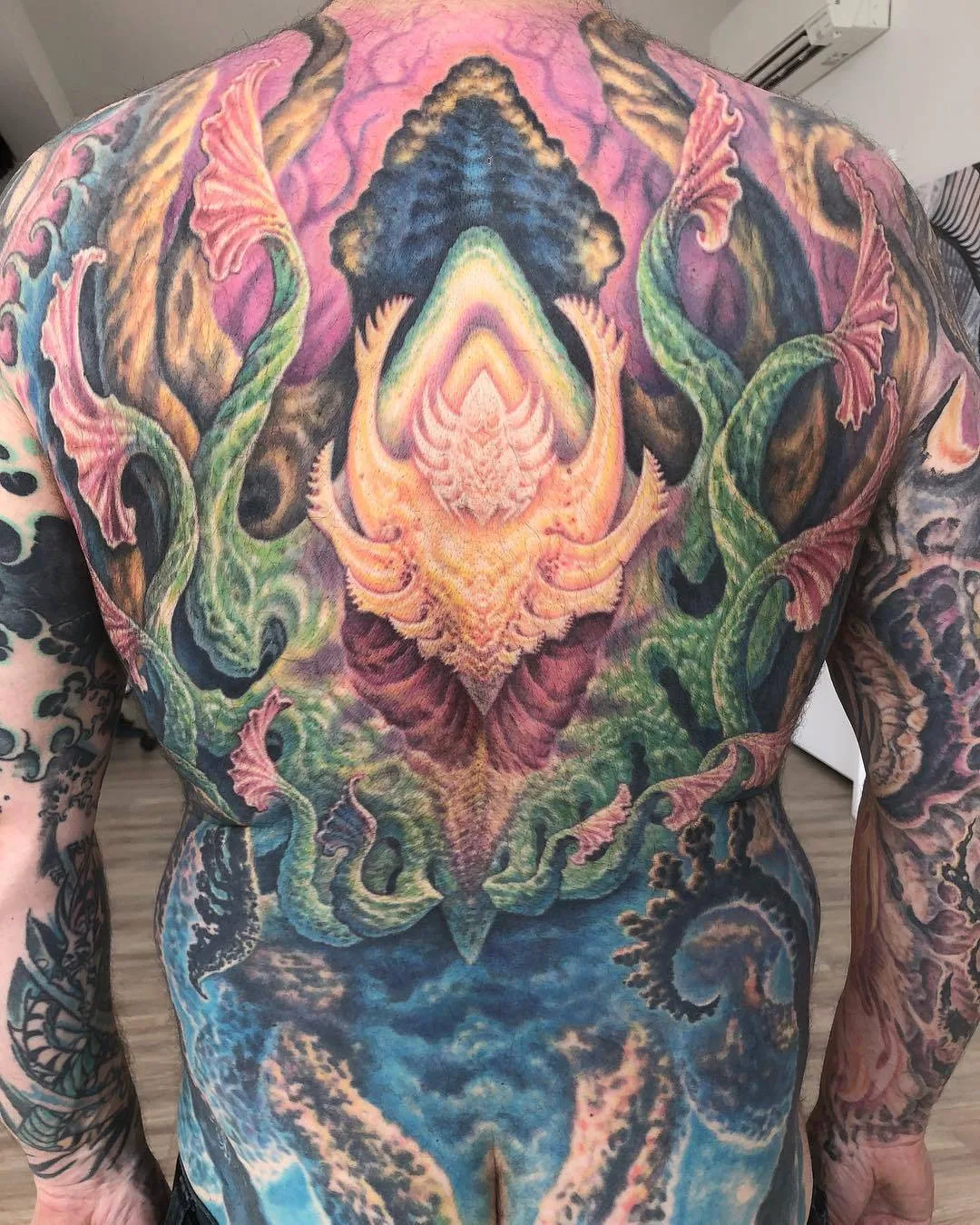 Tatuador Guy Aitchison, tatuagem biomecânica colorida, estilo Giger | USA