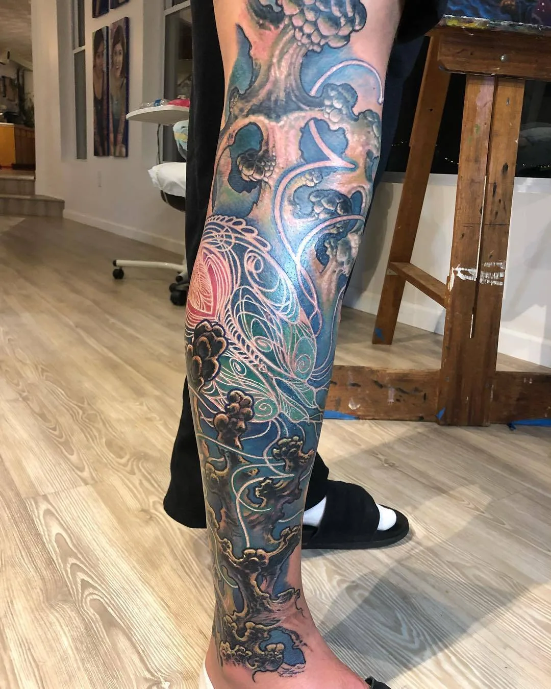 Tatuador Guy Aitchison, tatuagem biomecânica colorida, estilo Giger | USA