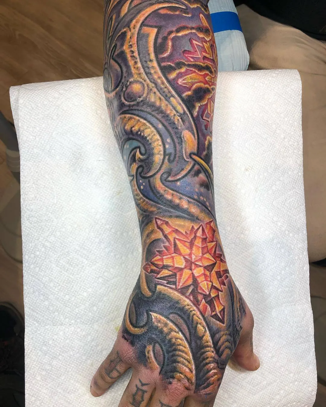 Tatuador Guy Aitchison, tatuagem biomecânica colorida, estilo Giger | USA