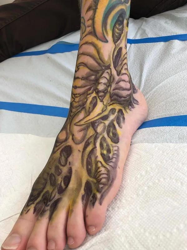 color biomechanical tattoo auf foot #29220 | Tätowierer Guy Aitchison