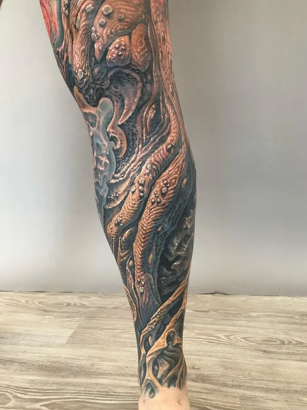 color biomechanical tattoo auf calf #29208 | Tätowierer Guy Aitchison