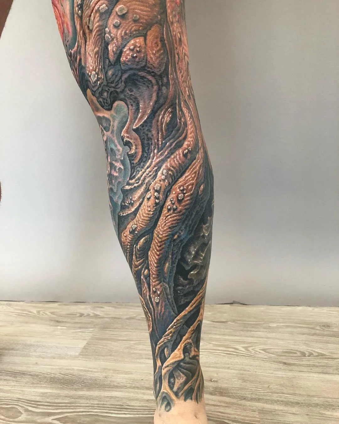 Tatuador Guy Aitchison, tatuagem biomecânica colorida, estilo Giger | USA