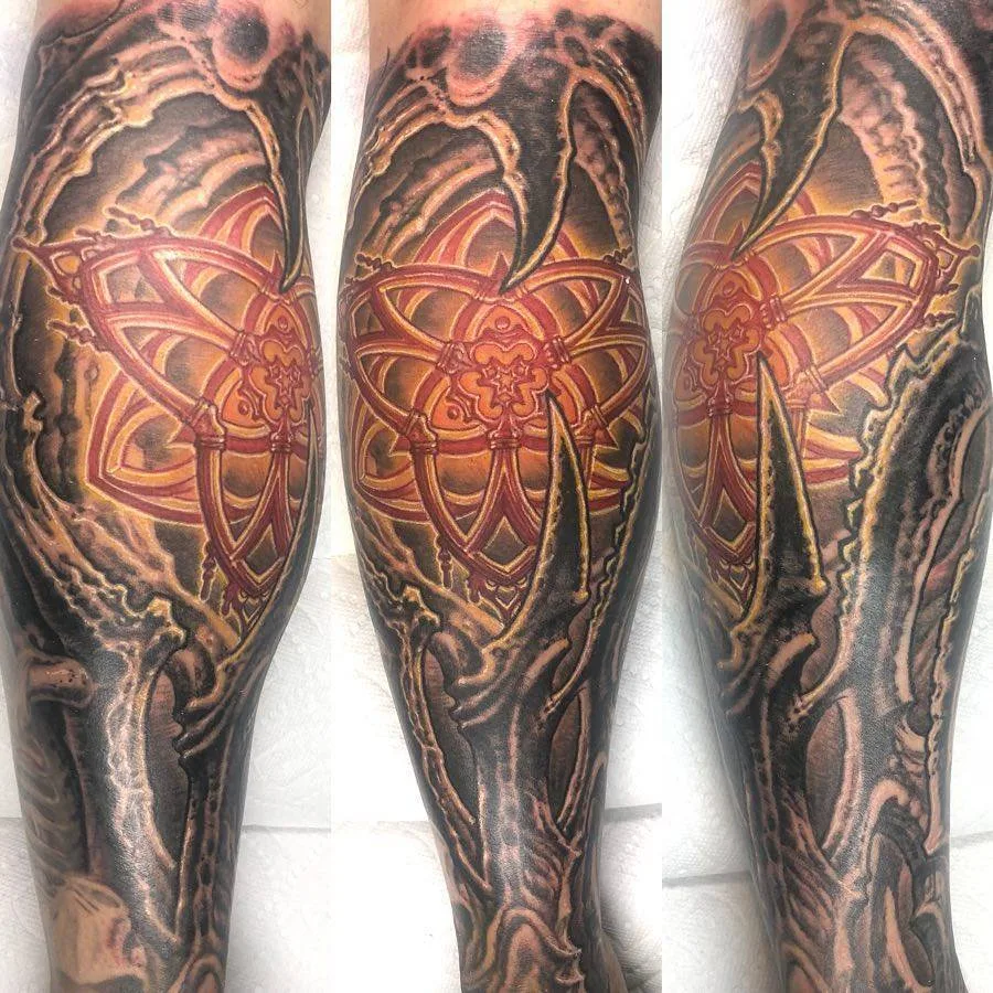 Tatuador Guy Aitchison, tatuagem biomecânica colorida, estilo Giger | USA