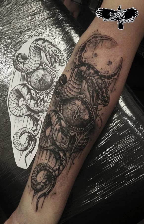 Блэкворк Snake, Clock tattoo на Предплечье
