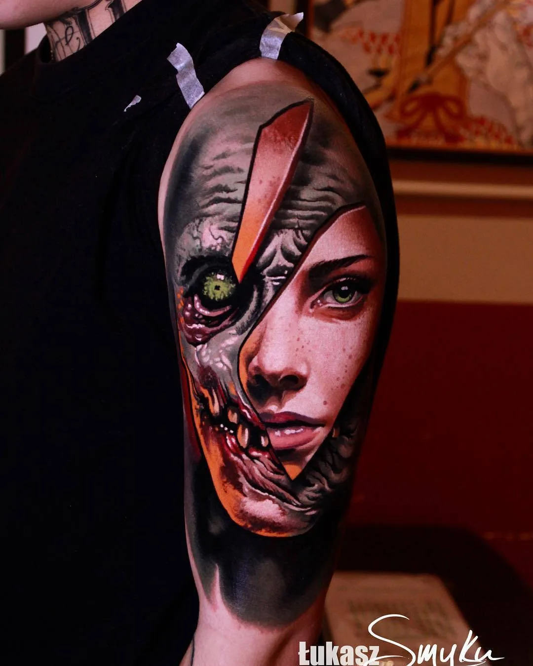 Artista de tatuagem Lukasz Smyku, estilo de cores de realismo horrorístico | Polônia
