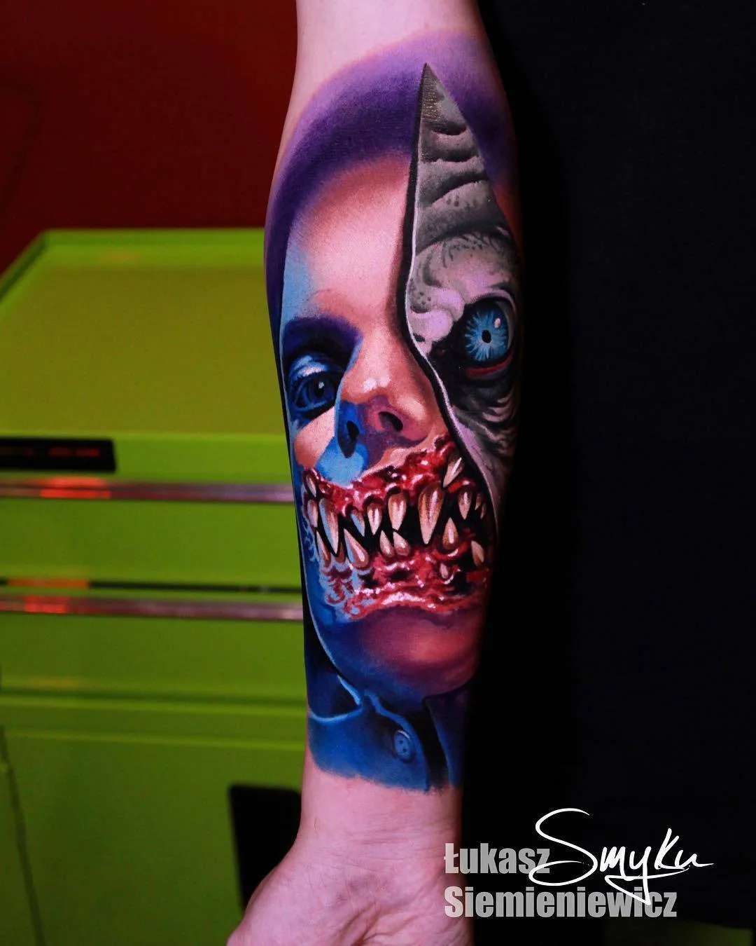 Artista de tatuagem Lukasz Smyku, estilo de cores de realismo horrorístico | Polônia
