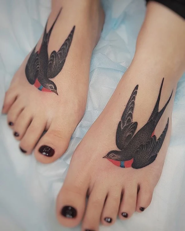 Традиционная Bird tattoo на Стопа