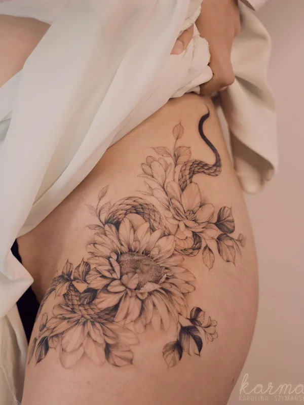 female black botanic Tatuaggio su thigh #35527 | Tatuatore Karolina Szymańska