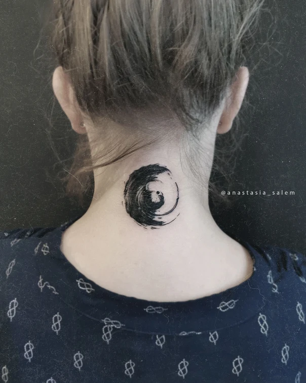 Блэкворк Yin yang tattoo на Back of neck