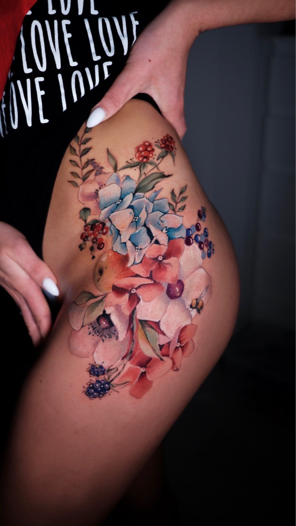 Тату на бедре для девушки в неотрадиционном стиле