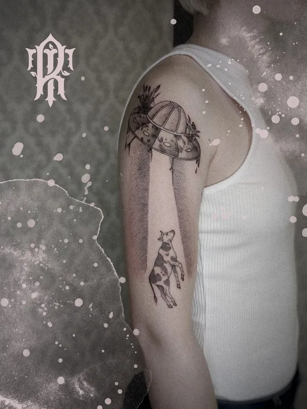 black and grey illustrative tatuaje en upper arm #38939 | Tatuador Наталья Потапова