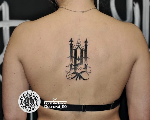Леттеринг Letter tattoo на Верхняя часть спины