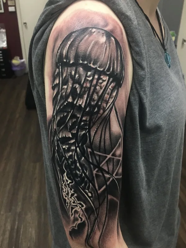 black and grey black and grey 纹身 在 upper arm #39130 | 纹身师 Bevan