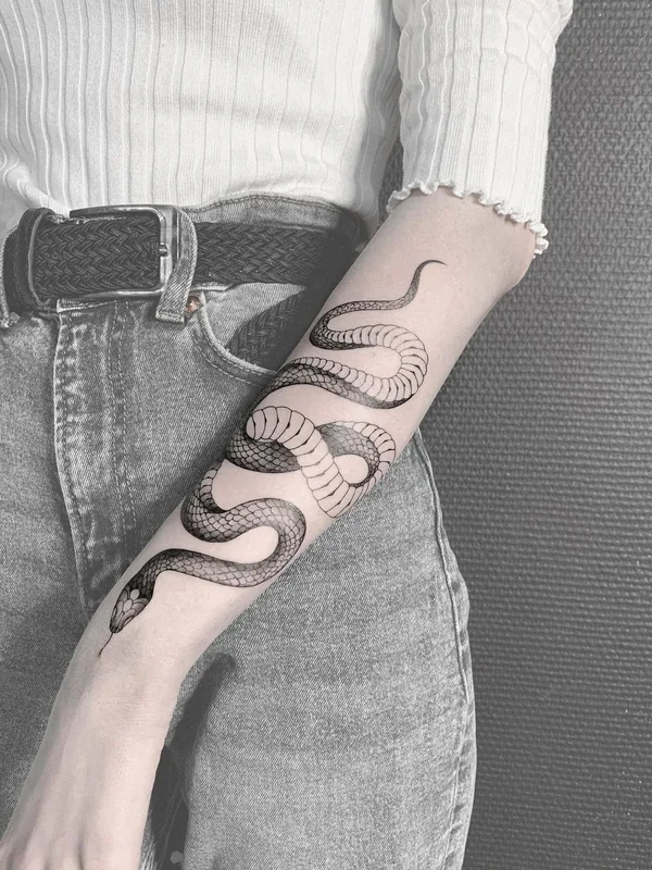 female black and grey linework Tatuaggio su forearm #52844 | Tatuatore Максим Чадин
