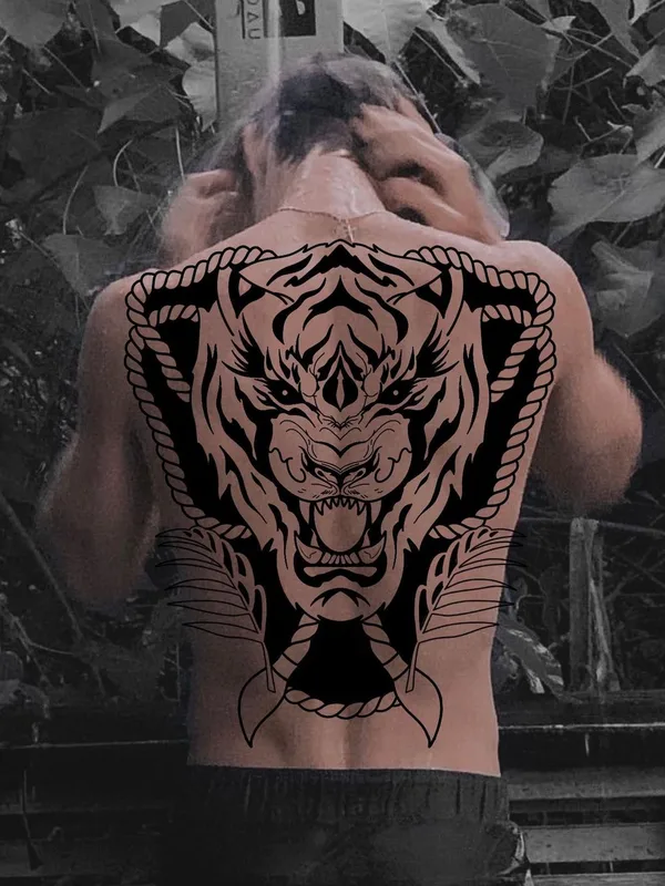 black blackwork Tatuaggio su upper back #52841 | Tatuatore Максим Чадин