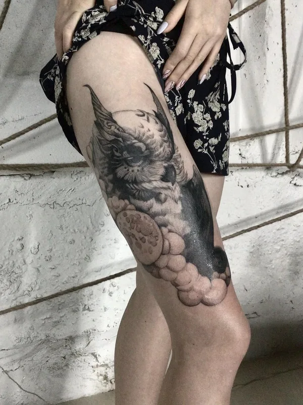 female black and grey black and grey Tatuaggio su thigh #52857 | Tatuatore Станислав @andron_tatt