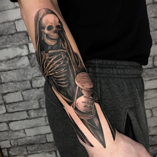 Чёрно-серая Skeleton, Hourglass tattoo на Предплечье