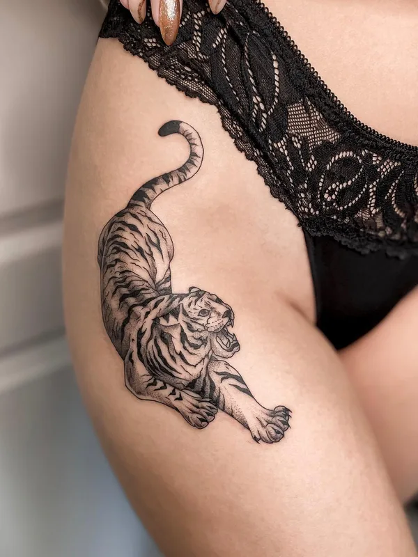 female black and grey black and grey татуировка на thigh #52900 | Тату мастер Лера Шибакова