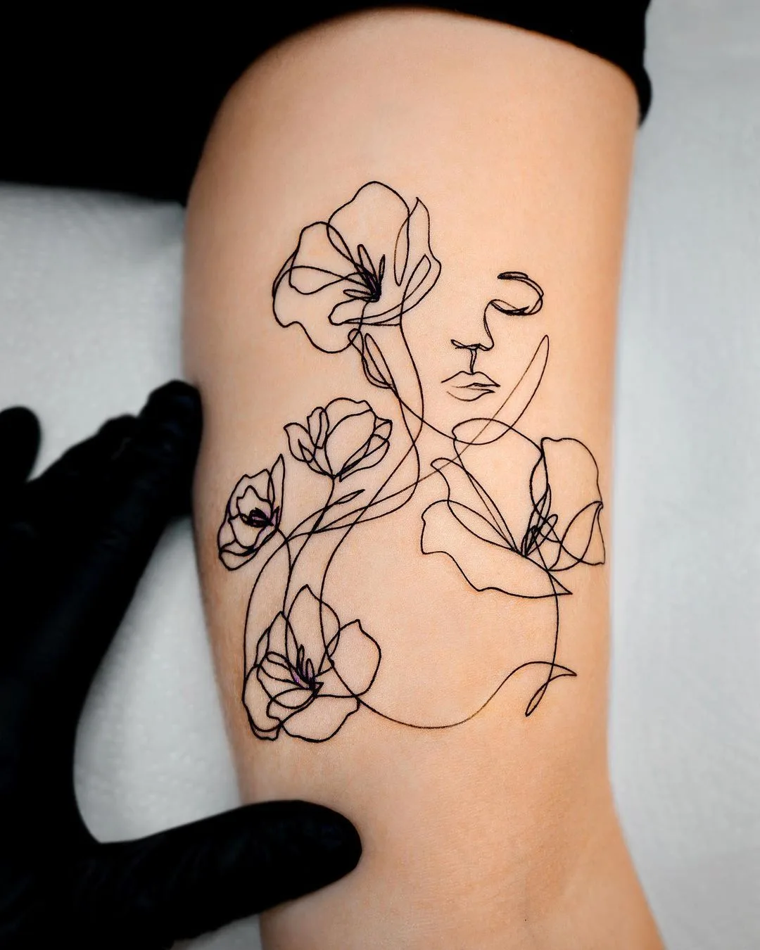Tecnica a linea sensuale in tatuaggi da Pauline - image 1