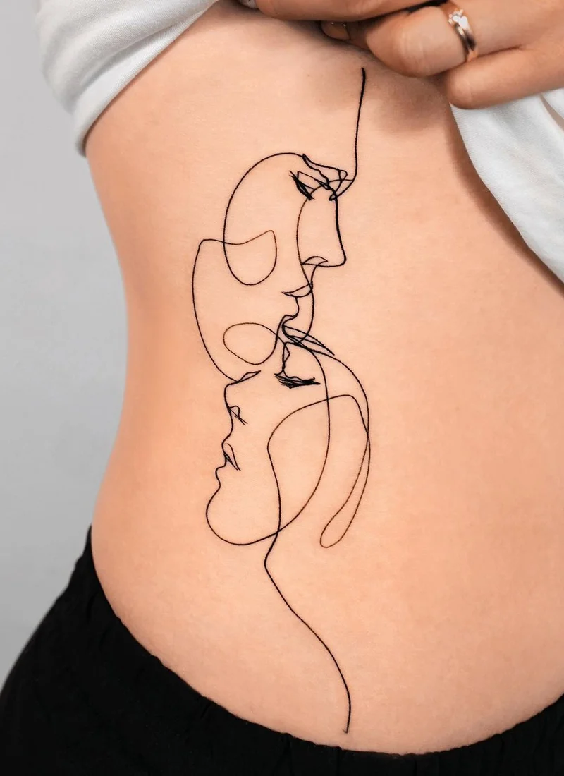 Tecnica a linea sensuale in tatuaggi da Pauline