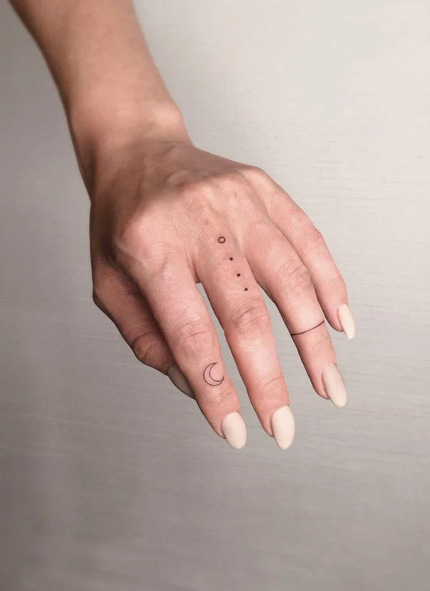 Файнлайн Moon, Geometric tattoo на Палец (рука)