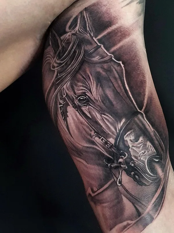 black and grey realism tattoo auf upper arm #53062 | Tätowierer Роман Захарченко