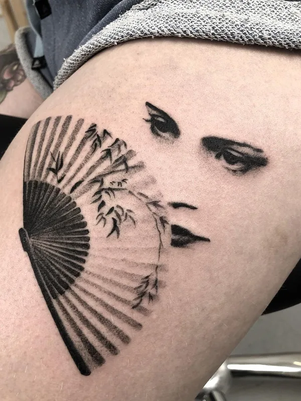 black blackwork 纹身 在 thigh #53234 | 纹身师 Jerome