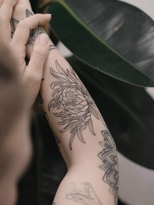 black and grey linework 纹身 在 forearm #53286 | 纹身师 Роман Итчев