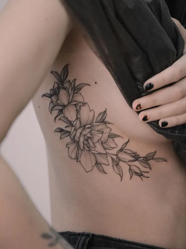 female black fineline 纹身 在 ribcage #53294 | 纹身师 Роман Итчев