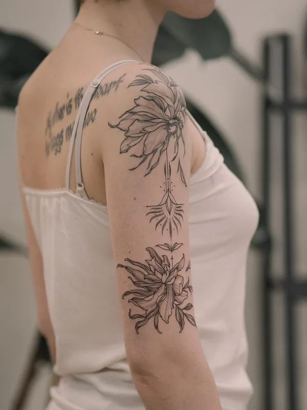 female black and grey linework 纹身 在 upper arm #53293 | 纹身师 Роман Итчев