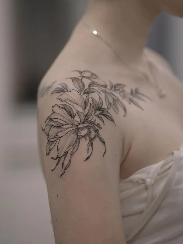 female black and grey fineline 纹身 在 shoulder #53285 | 纹身师 Роман Итчев