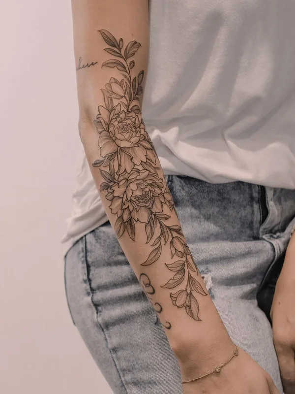 female black and grey botanic 纹身 在 forearm #53291 | 纹身师 Роман Итчев