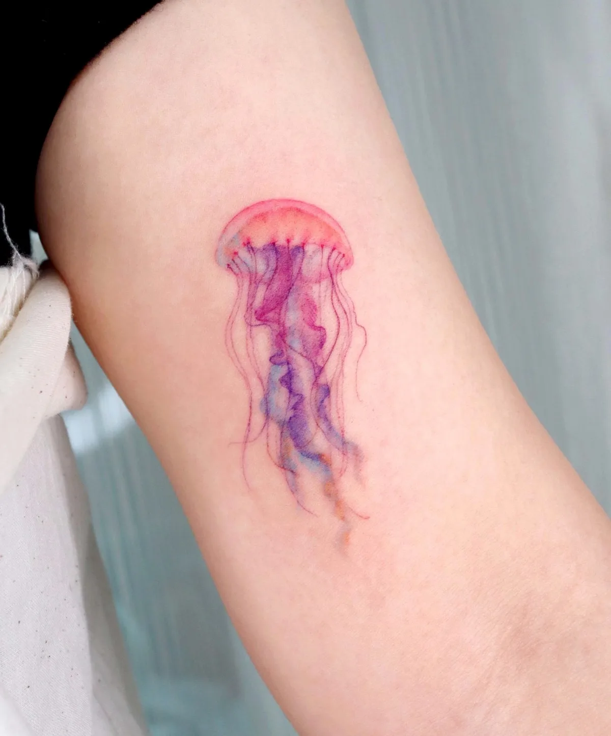 Tatuaggio miniaturizzato di medusa colorata da Eunyu