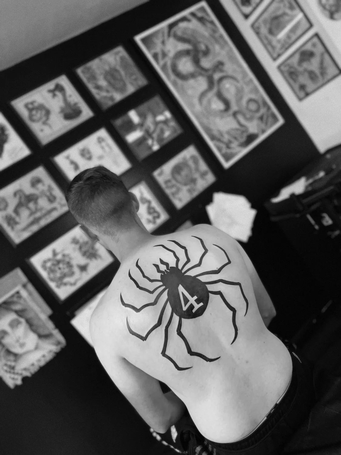 Artista otaku di tatuaggio LA Cazr Killz