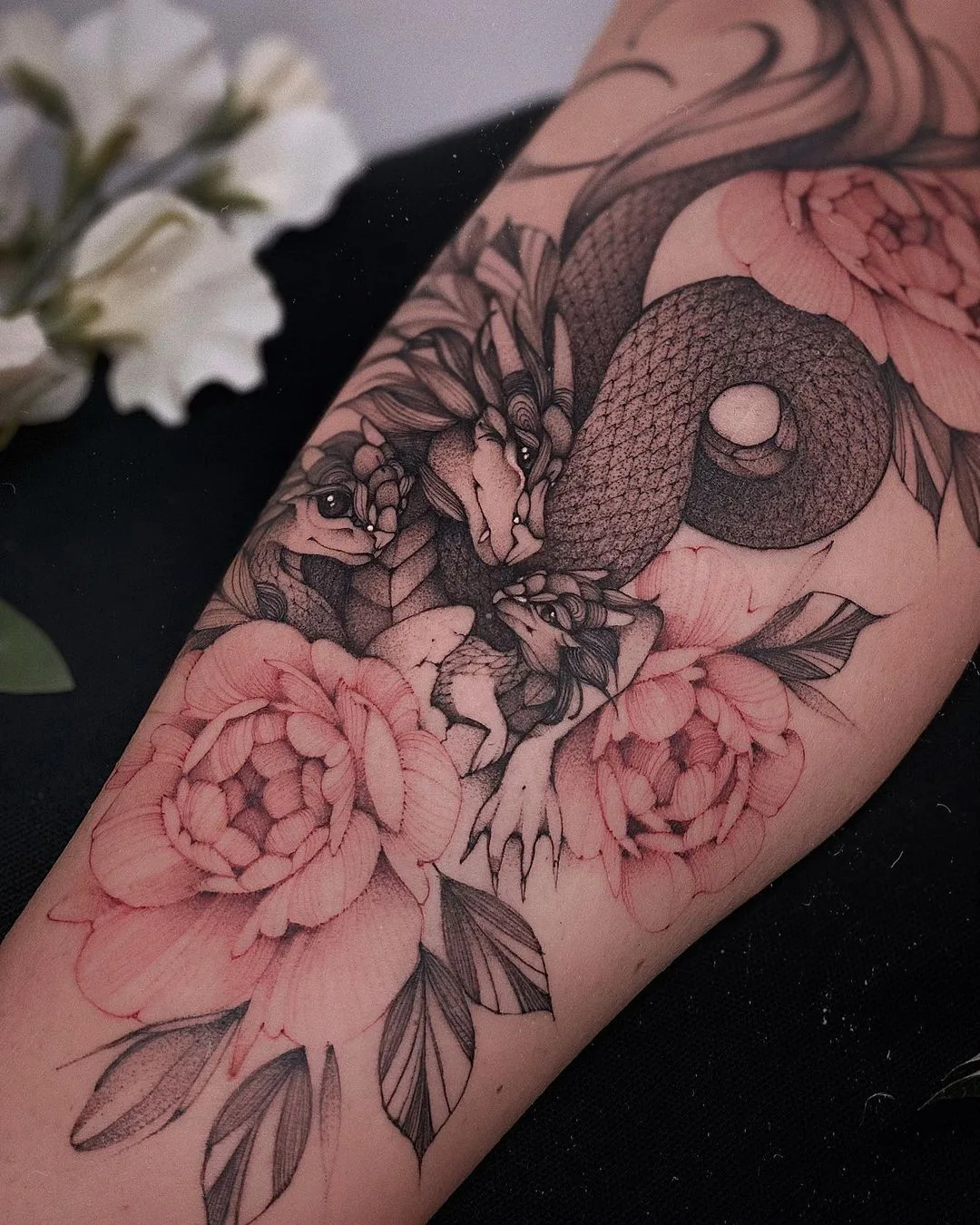 Dragão - tatuagem de linha fina para meninas