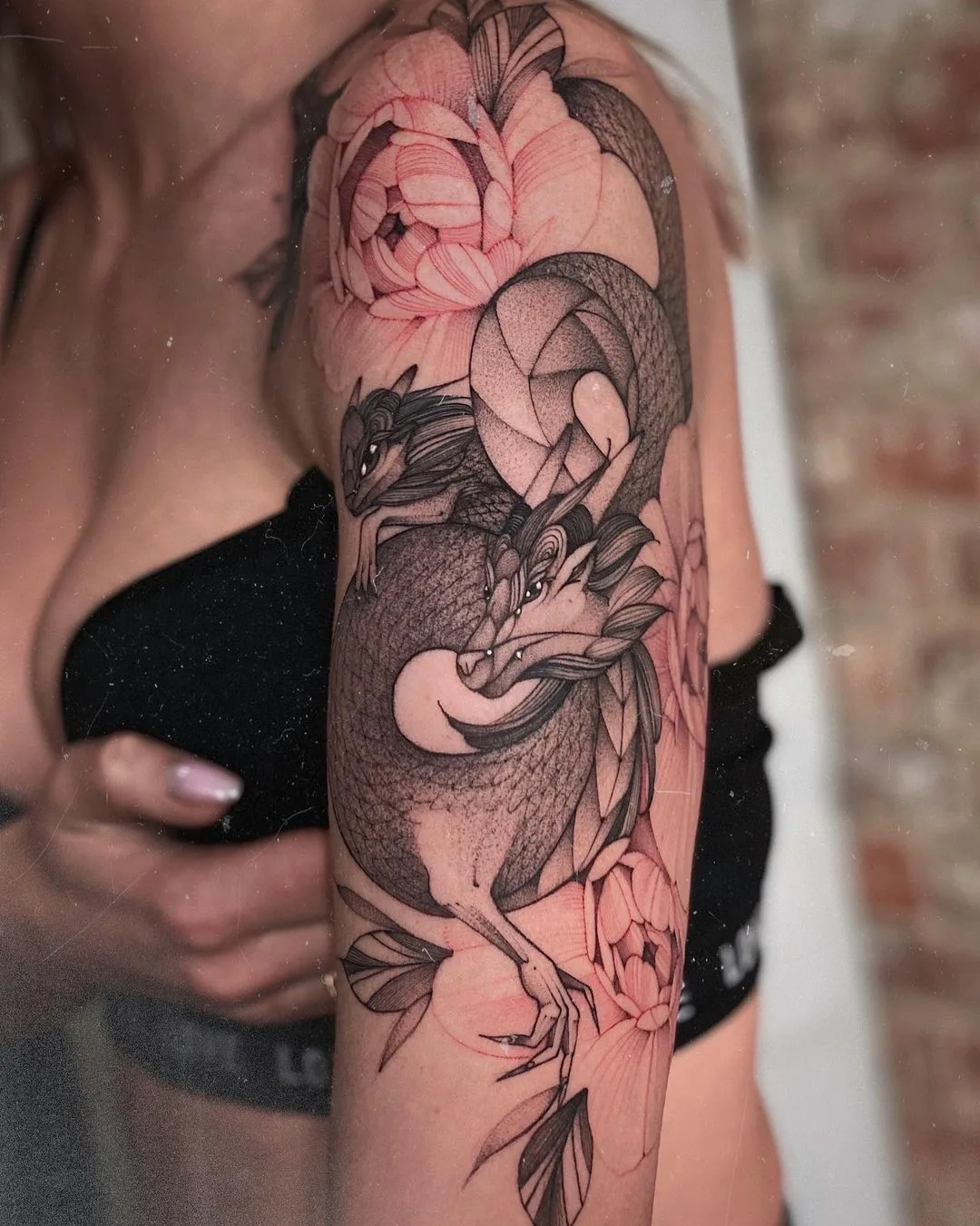Tatuagem de linha fina de dragão com flores para meninas